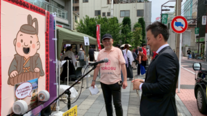 土田しん衆議院議員が家康に質問している写真