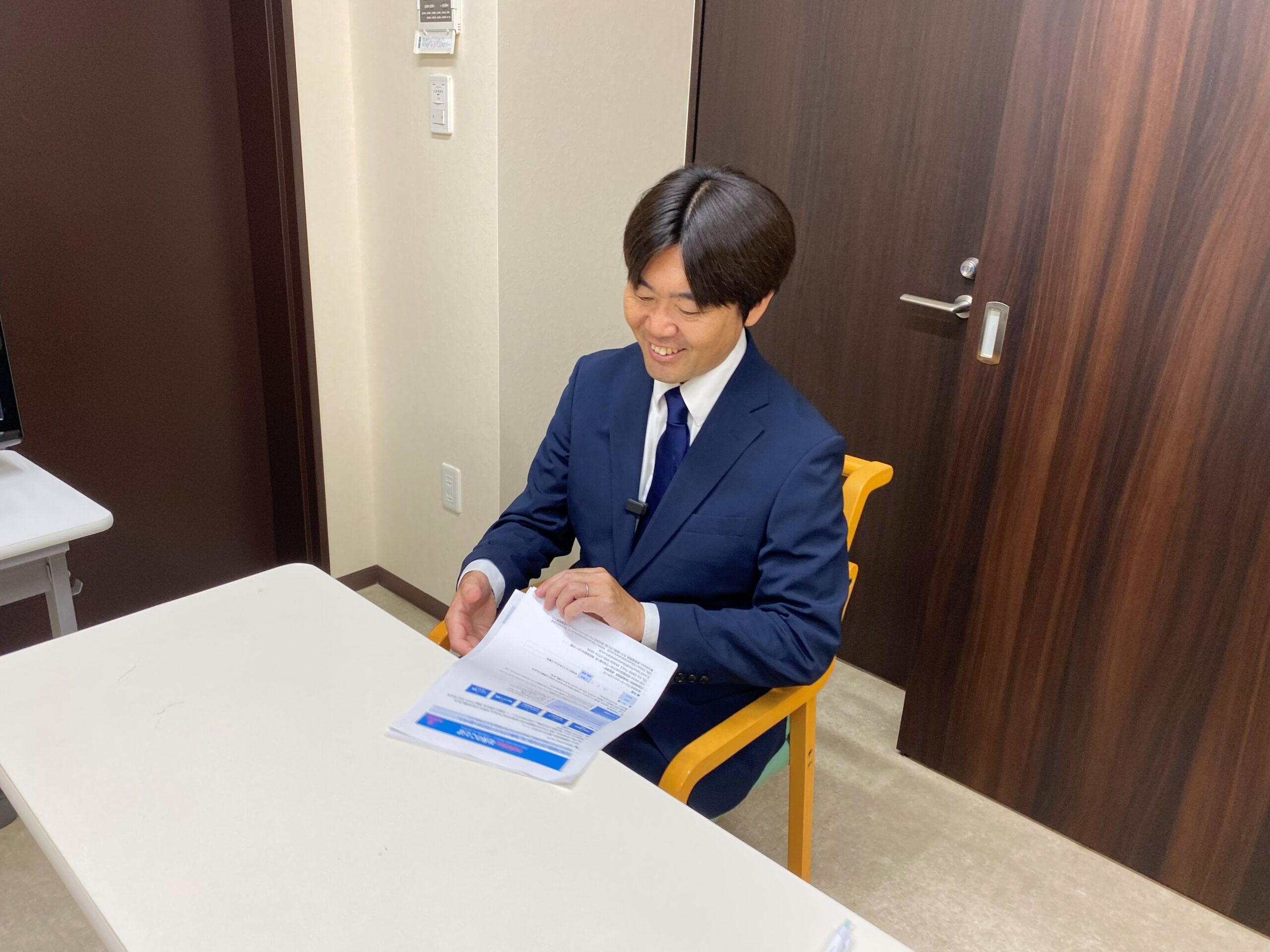 インタビュー中の永田健一さん