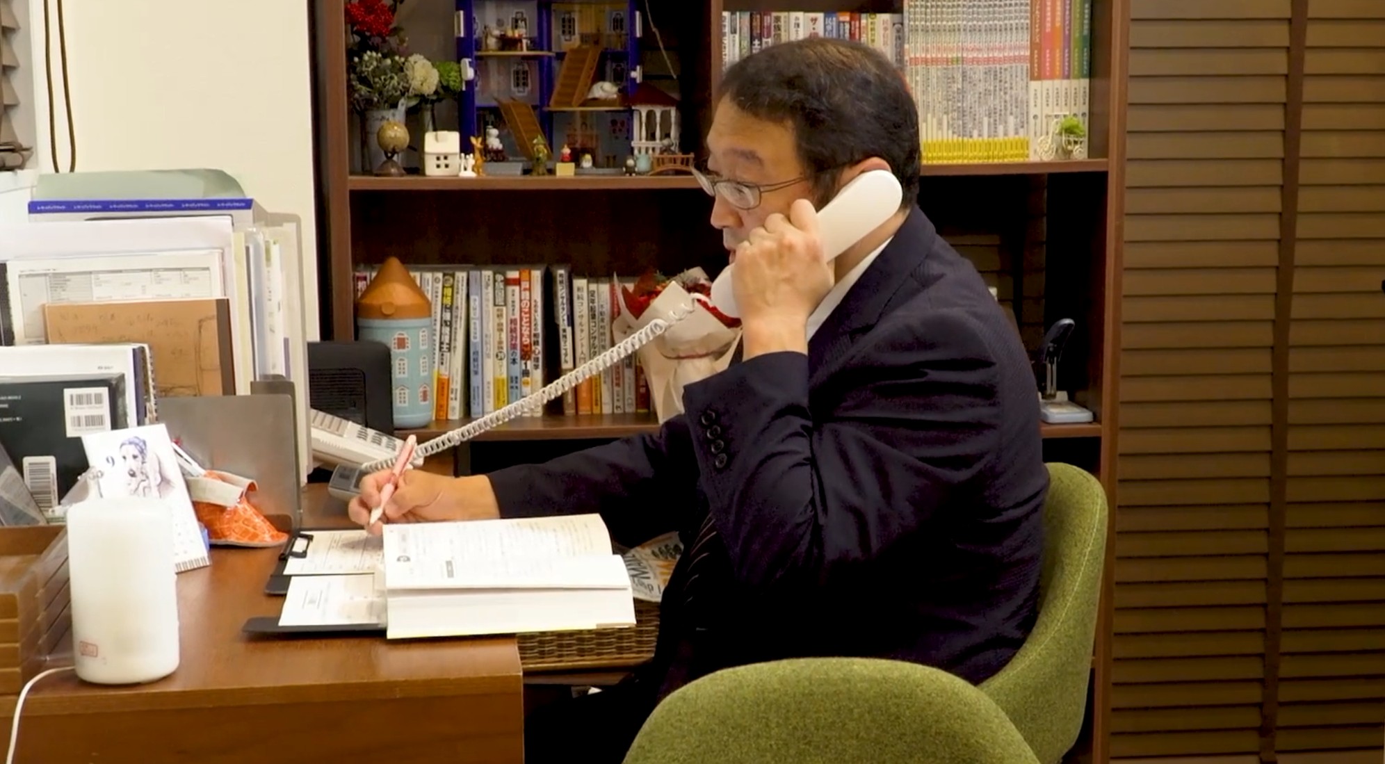 お客様からの相談の電話を受ける新井さん