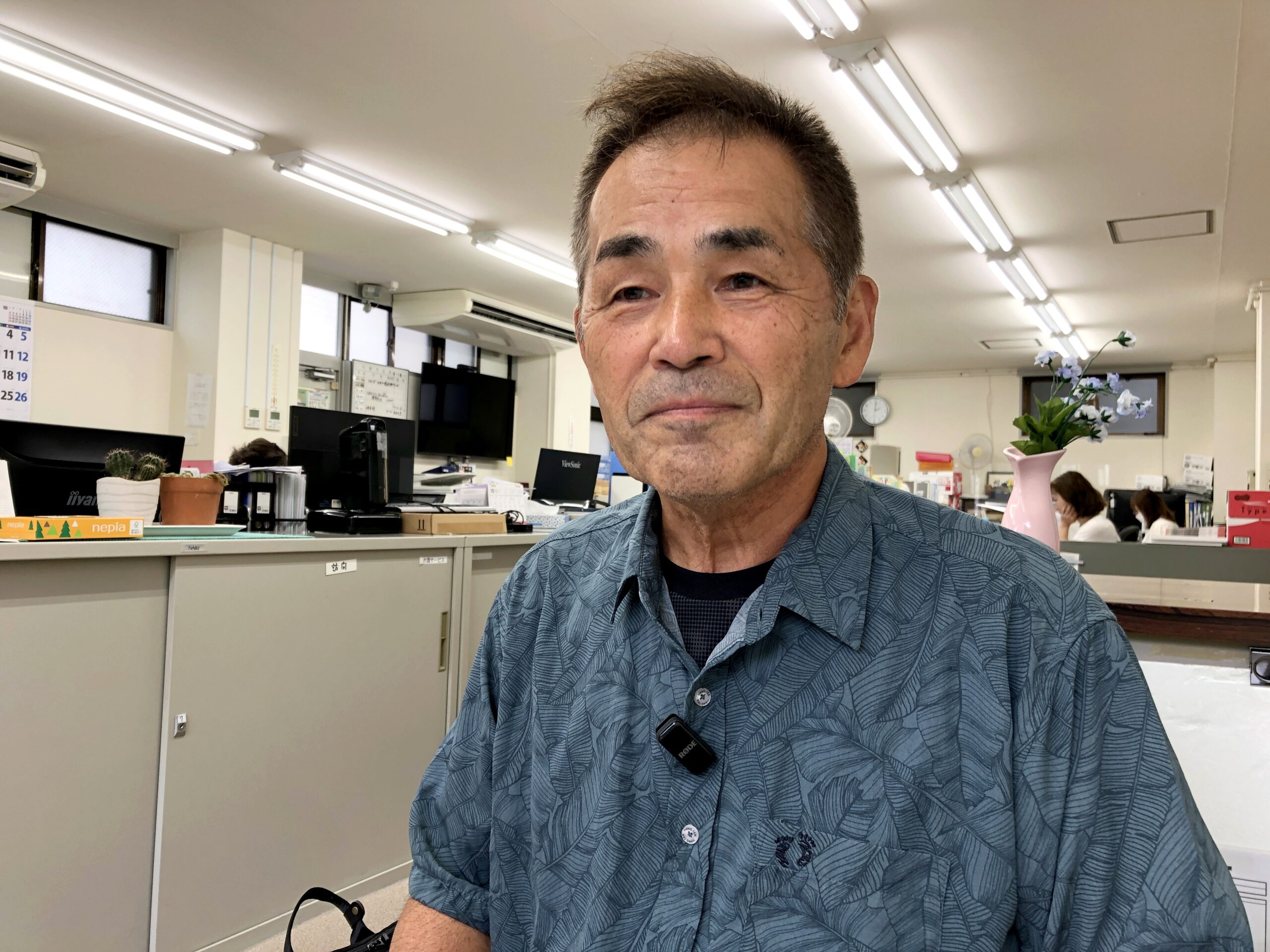 事務所で取材に応じる田中愼吾さん
