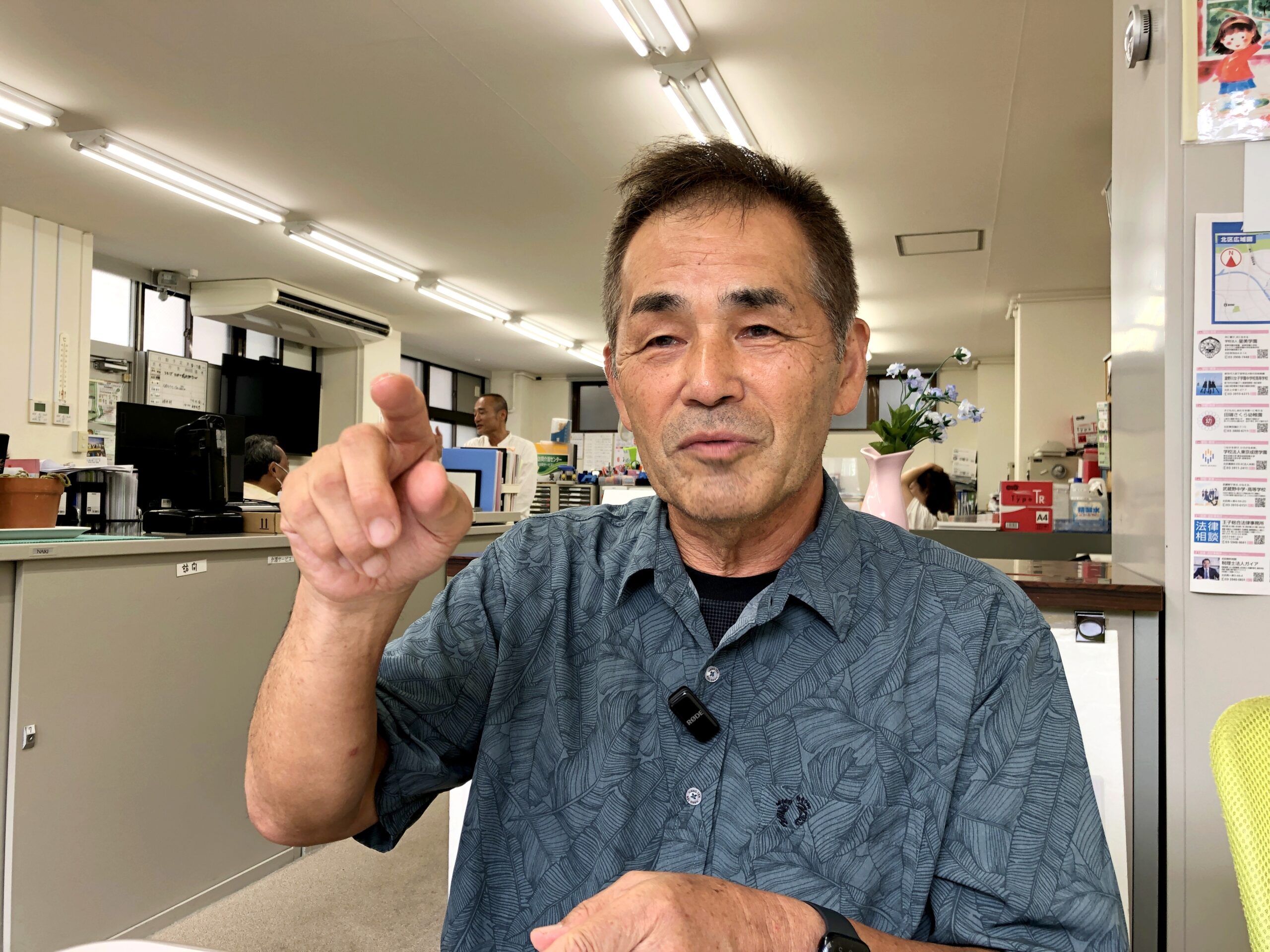 身ぶりをまじえて自身の考えを語る田中さん