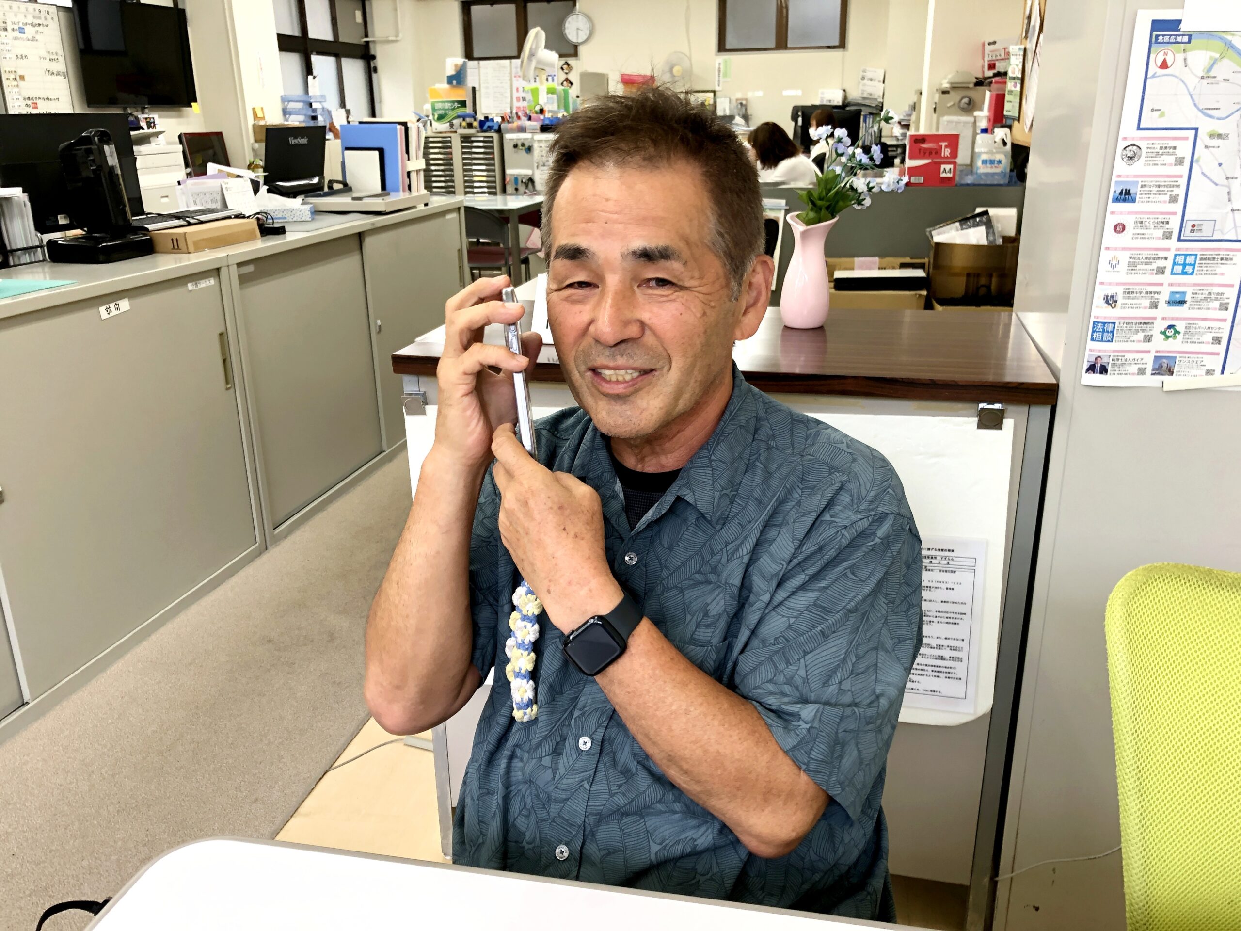 利用者からの電話に応じる田中さん