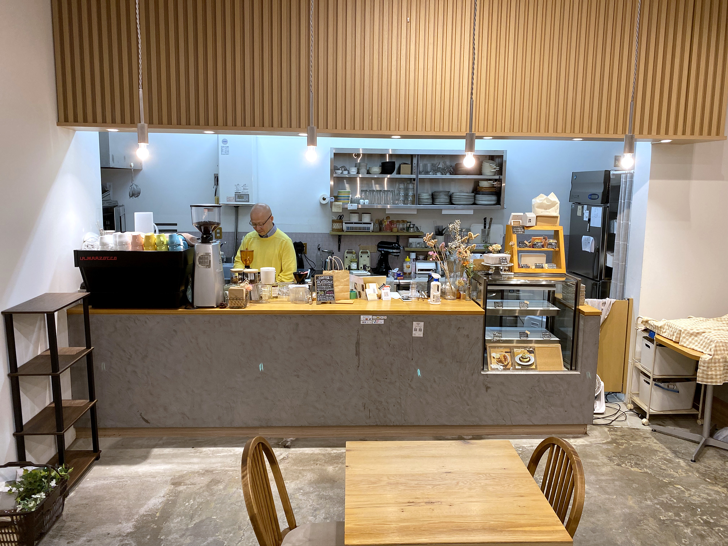 タオルカフェのカウンターと店内の様子