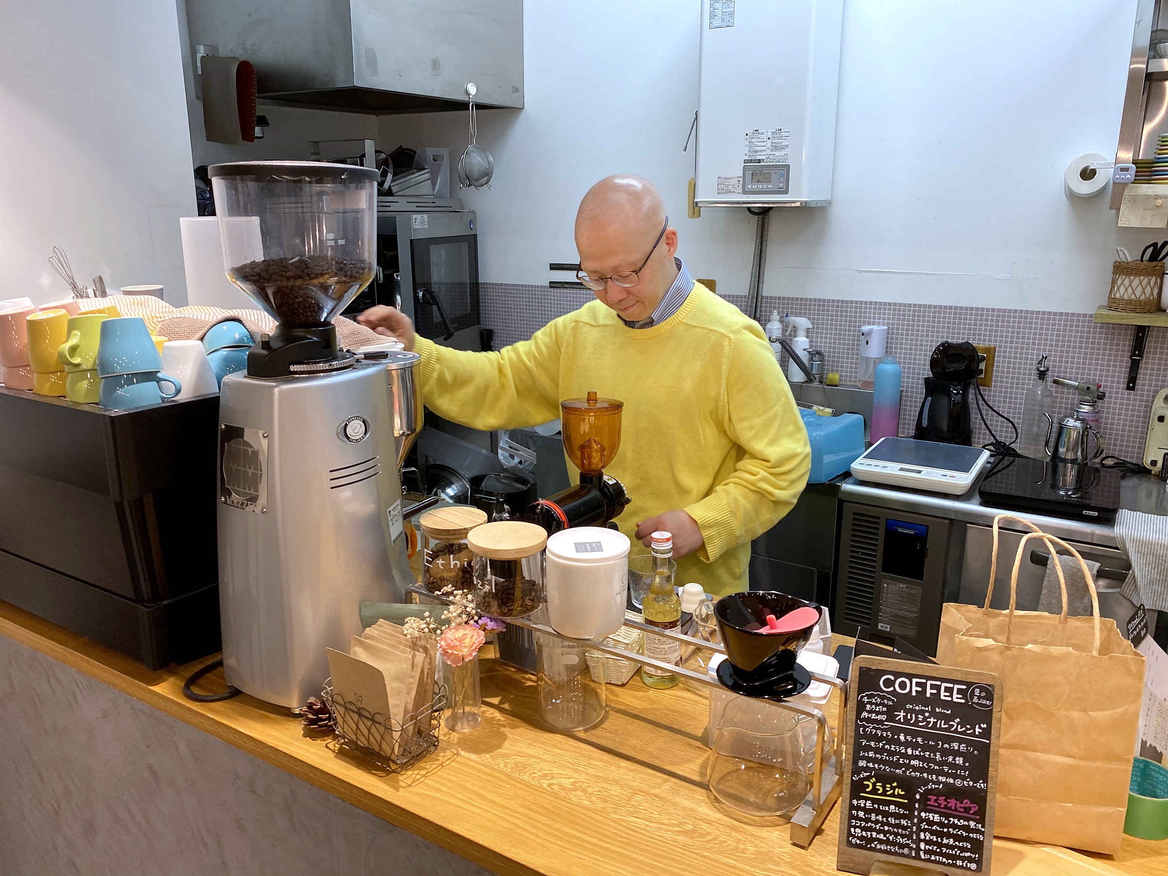 タオルカフェのカウンターでコーヒーを淹れる鳥山さん