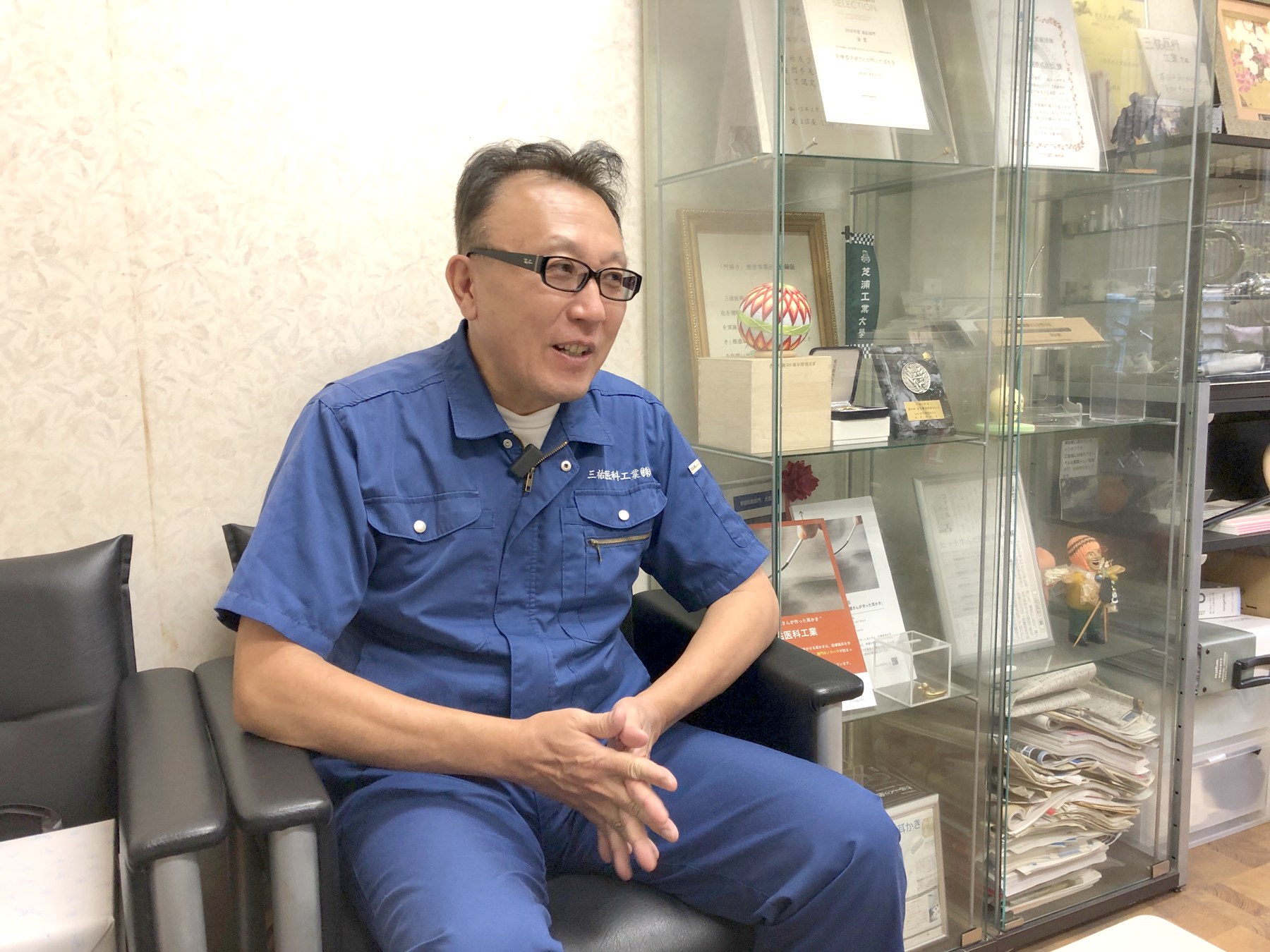 応接室でインタビューに答える小林保彦さん
