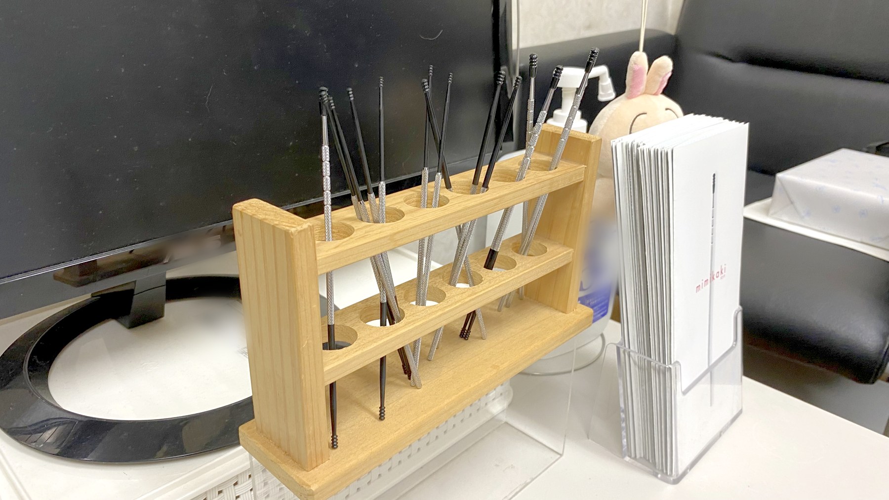 医療器具の技術でつくった金属の耳かき。木の台に並べて置かれている