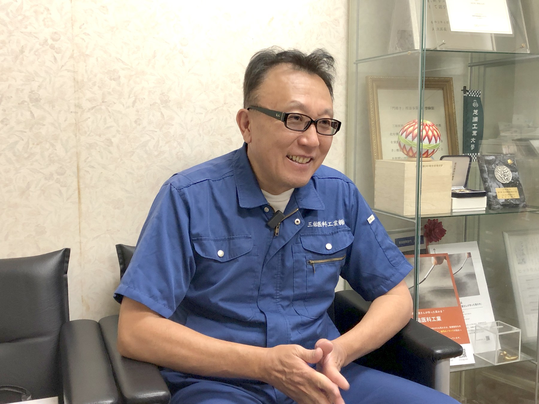 応接室で笑顔を見せて話す小林さん
