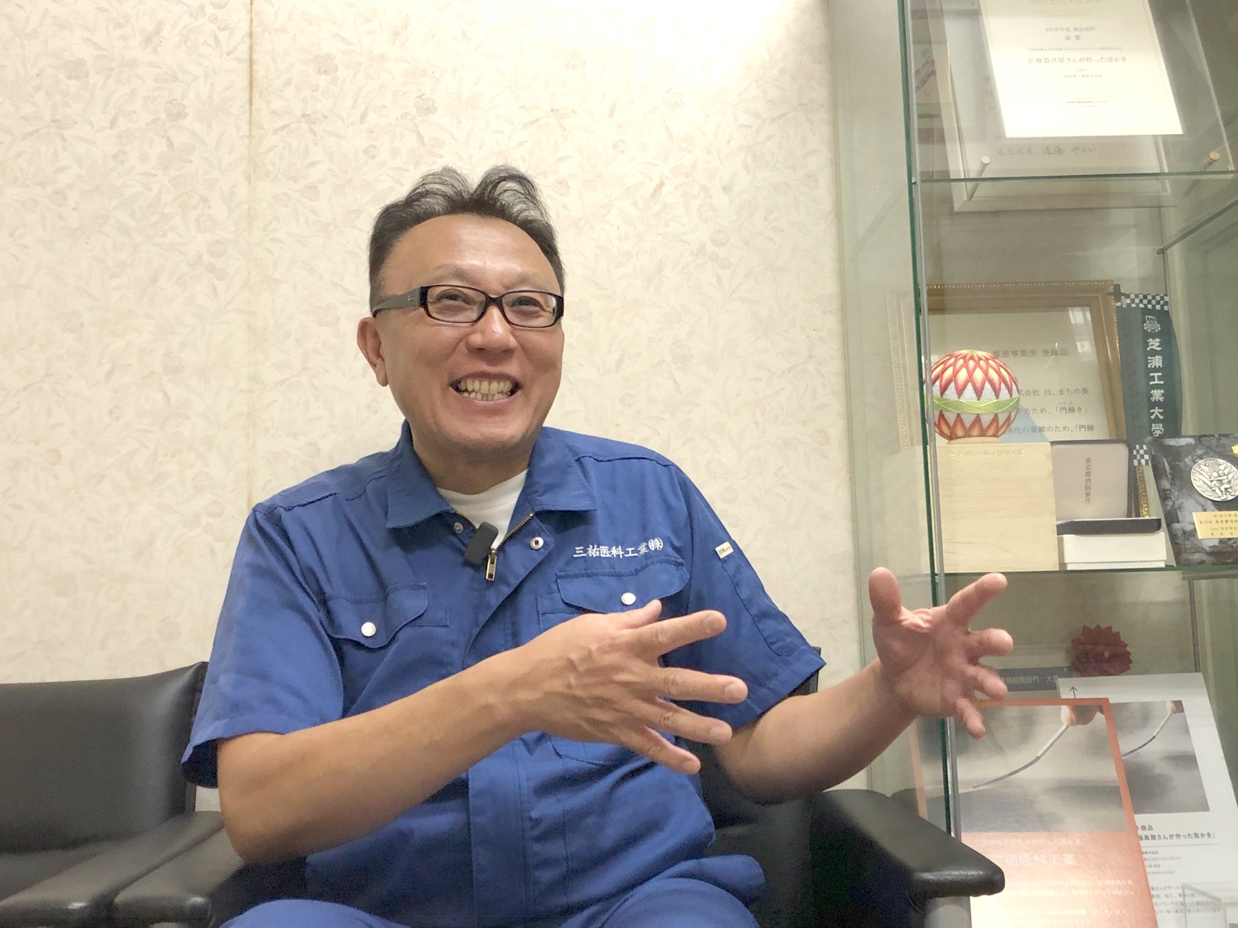 身ぶりを交えて笑顔で話す小林さん