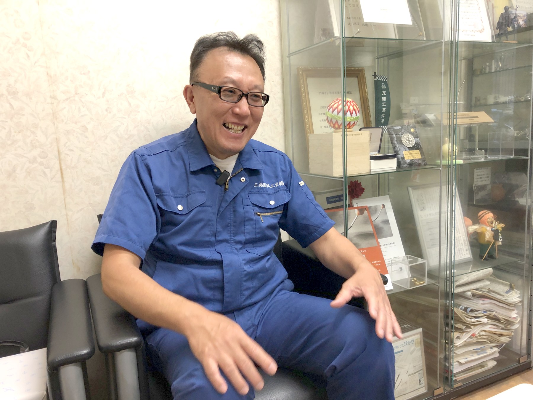 応接室で笑顔を見せる小林さん