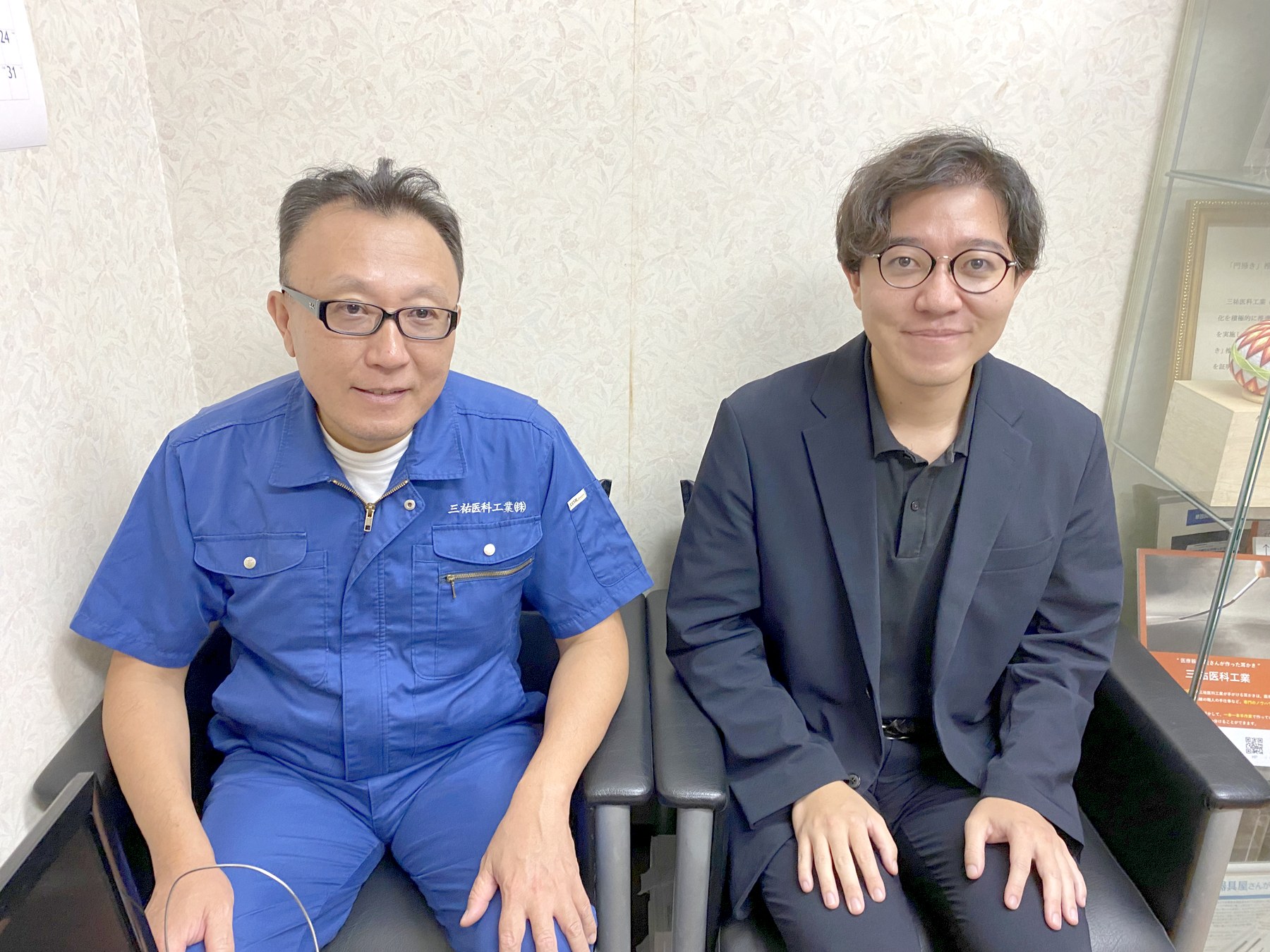 取材を終えて、息子さんと並ぶ小林さん