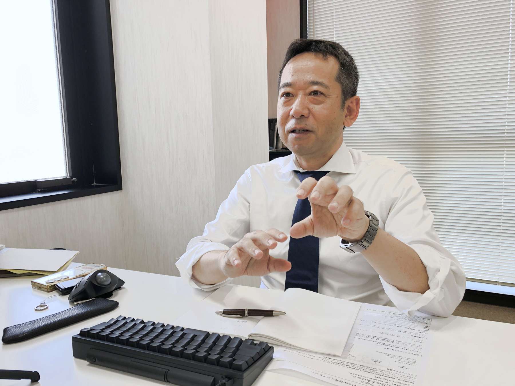 身ぶりを交えて、キムチを売っていたころを話す宋さん