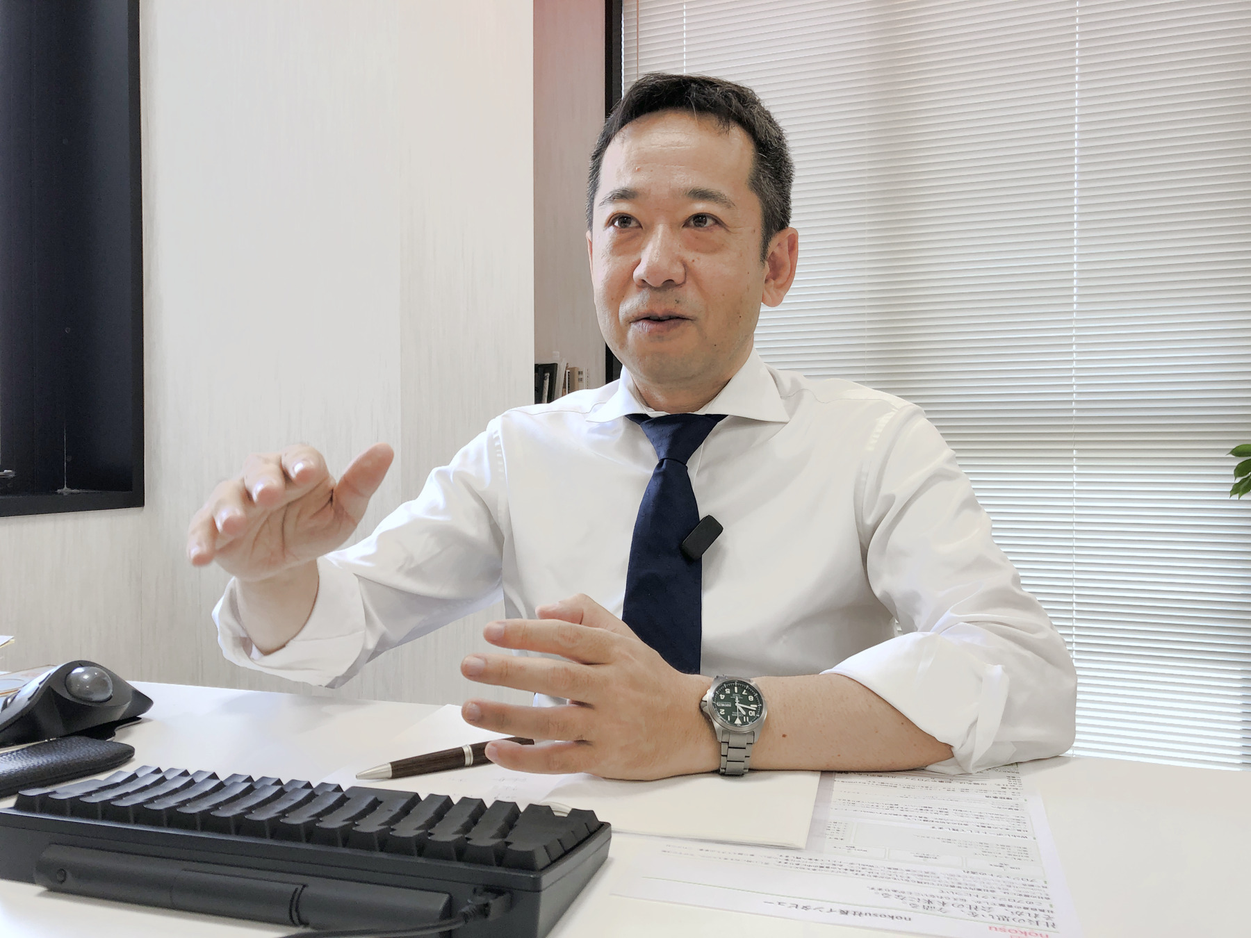 装置について身ぶりを交えて説明する宋さん