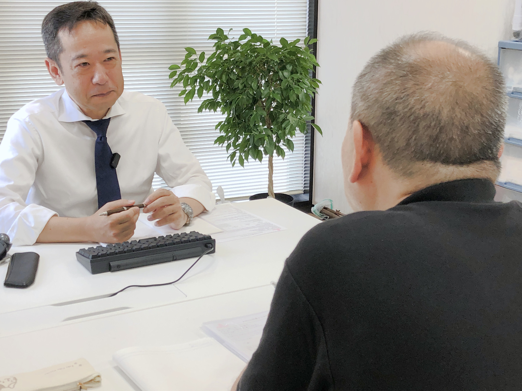 取材を終えて、聞き手と話す宋さん