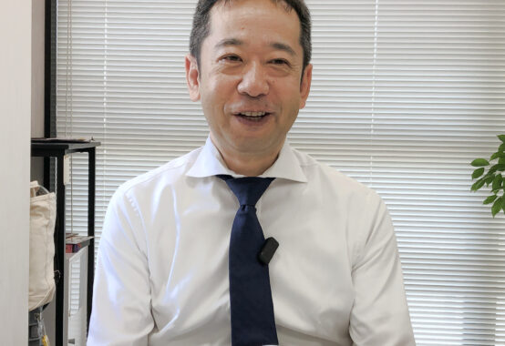 笑顔でインタビューに答える宋京台さん